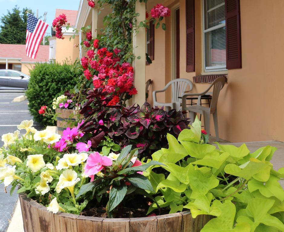The Bay Willows Inn Middletown Exterior photo